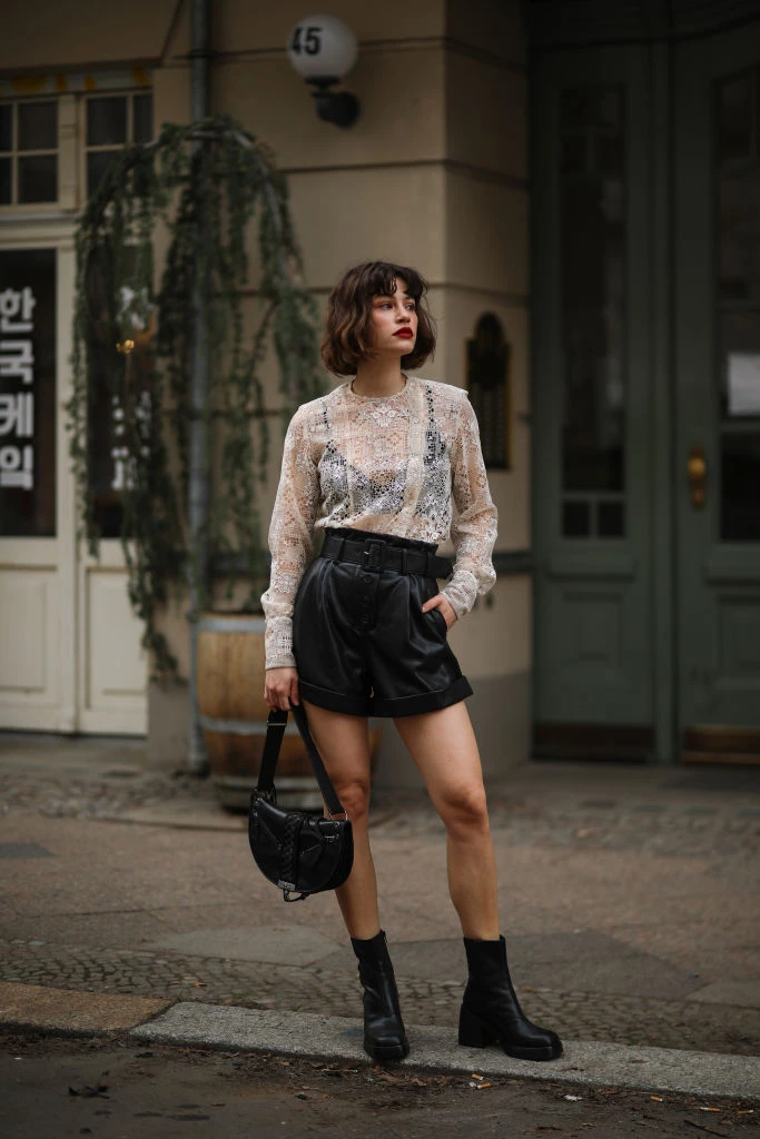 Με sheer blouse