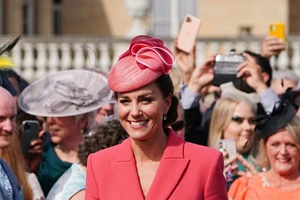 Kate Middleton | Η ανοιξιάτικη εμφάνισή της στο Buckingham Palace με επιβλητικό καπέλο και φόρεμα που έχει φορέσει ξανά