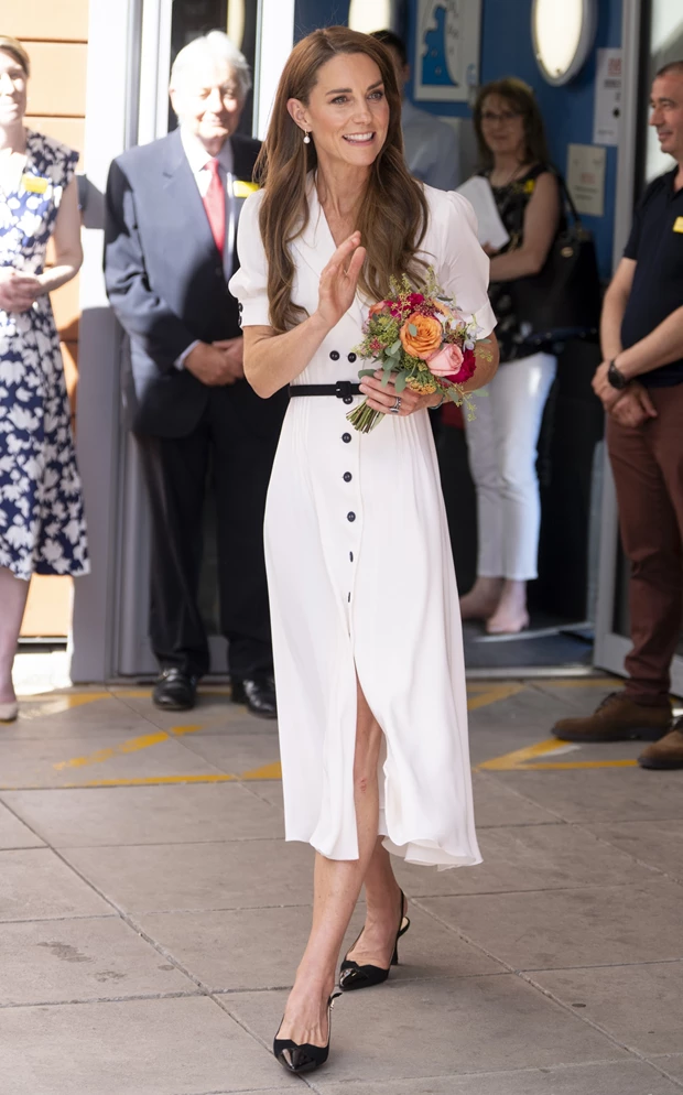 H Kate Middleton με λευκό shirt dress στον καύσωνα