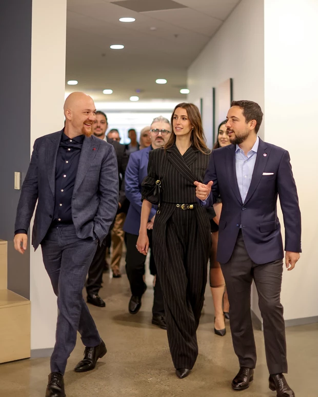 Πριγκίπισσα Rajwa με ριγέ κοστούμι