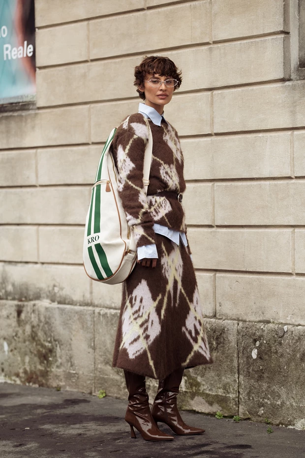Καφέ μπότες με knit σύνολο και statement τσάντα
