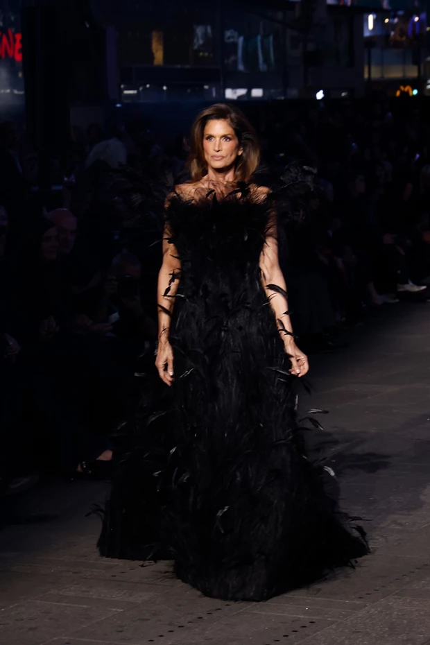 Η Cindy Crawford με μαύρη τουαλέτα στο φινάλε Gucci