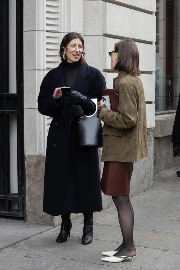 Εμφάνιση με μαύρο παλτό