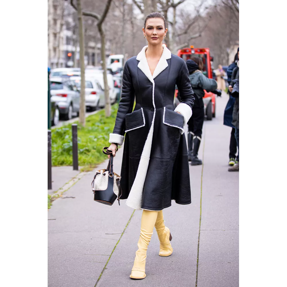 Ως coat dress με over-the-knee μπότες