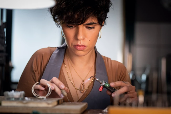 Ελίνα Κακούρου | Η σχεδιάστρια των Kakuru Jewelry περιγράφει το 24ωρό της