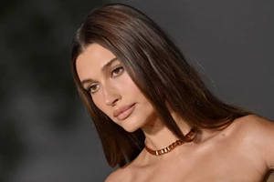 Η Karlie Kloss υιοθέτησε το it κούρεμα και χρώμα μαλλιών του 2023