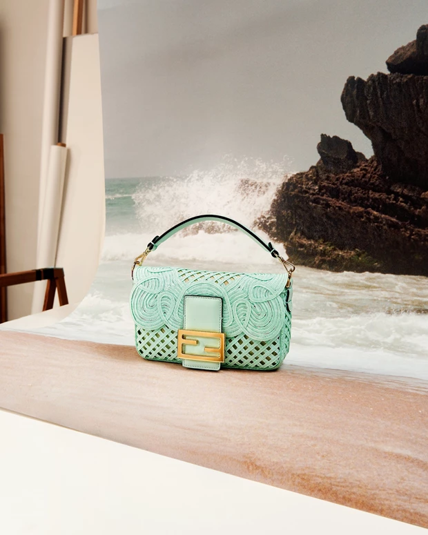 ΤΣΑΝΤΕΣ ΜΟΔΑ HARPER'S BAZAAR AUG 2026: Fendi