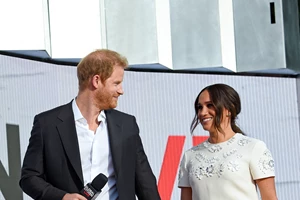 Meghan Markle | Η ιστορία πίσω από το φόρεμα που επέλεξε για το κόκκινο χαλί των NAACP Image βραβείων