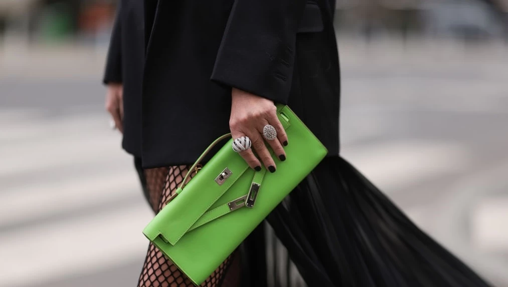 Old Money | Τα σκούρα χρώματα νυχιών που κάνουν κάθε εμφάνιση να δείχνει πιο πολυτελή