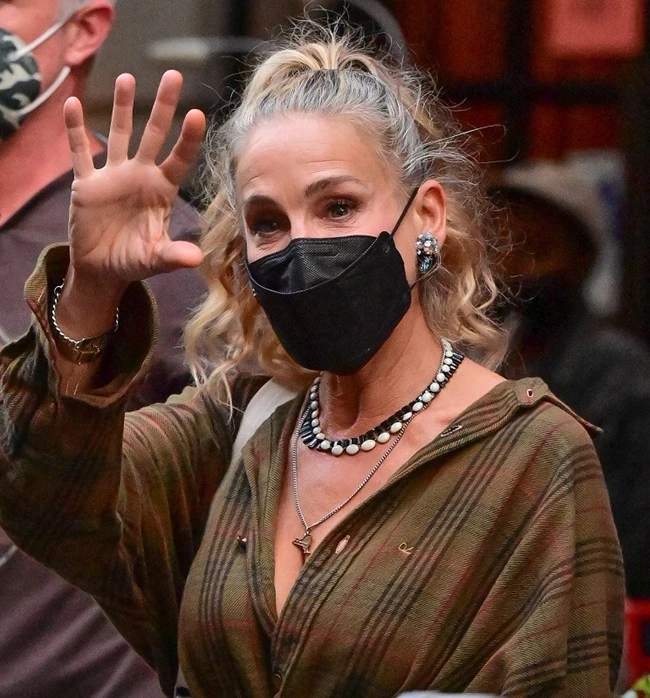 Grey and Youthful | Η Sarah Jessica Parker είναι η master των νεανικών χτενισμάτων