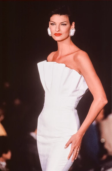 Linda Evangelista | H θεραπεία ομορφιάς που άφησε το πρόσωπό της "μόνιμα παραμορφωμένο"