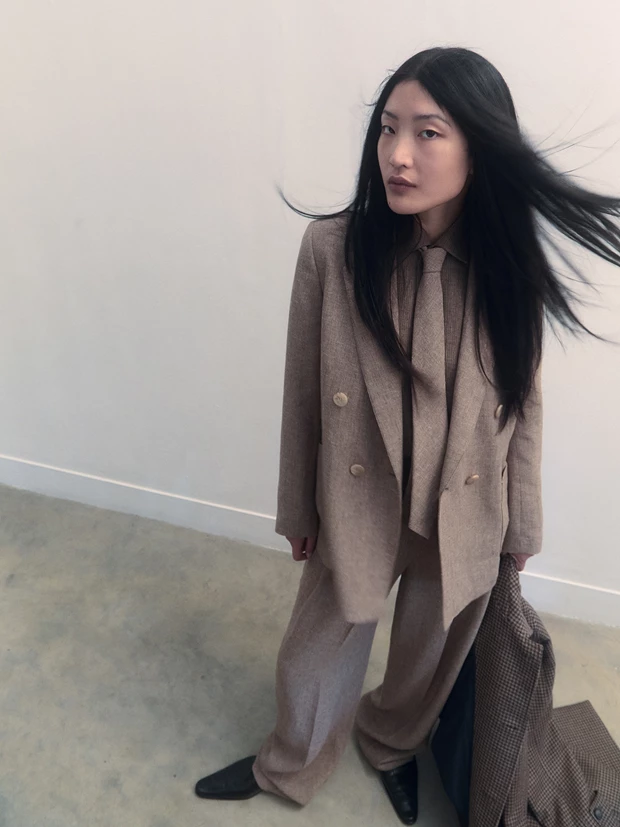 Λινό σακάκι, πουκάμισο, παντελόνι και γραβάτα LORO PIANA, Loro Piana Boutique. Μάλλινο παλτό HERNO και δερμάτινα brogues TORY BURCH, attica.