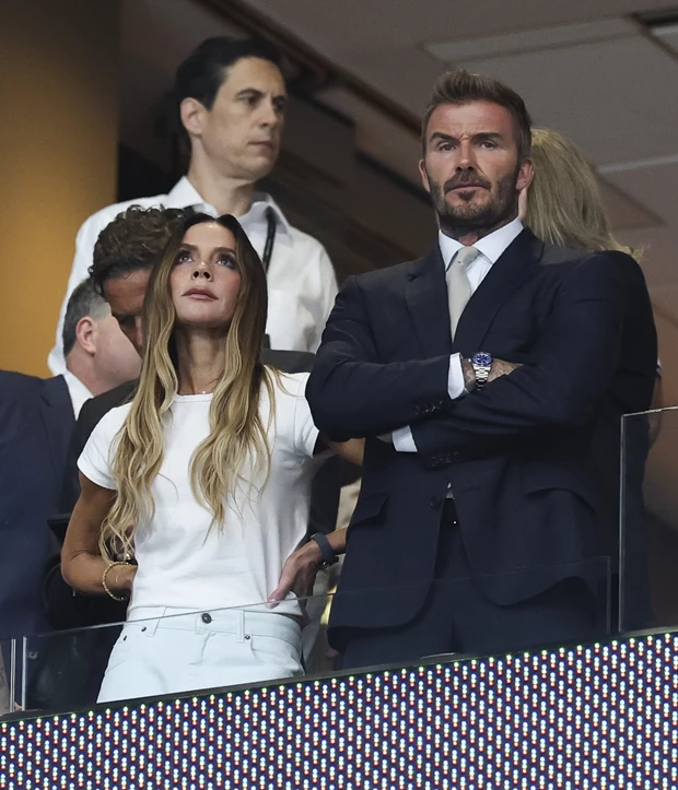 H Victoria Beckham με λευκό T-shirt στον ημιτελικό Αγγλία - Αργεντινή Μουντιάλ 2026