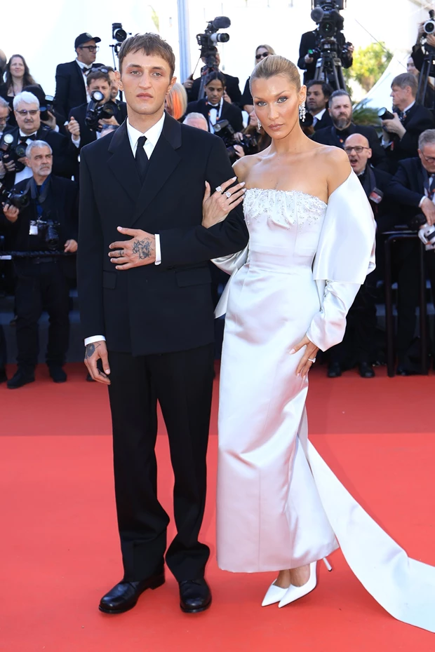 Bella Hadid | Με αναπάντεχο συνοδό στο κόκκινο χαλί των Καννών