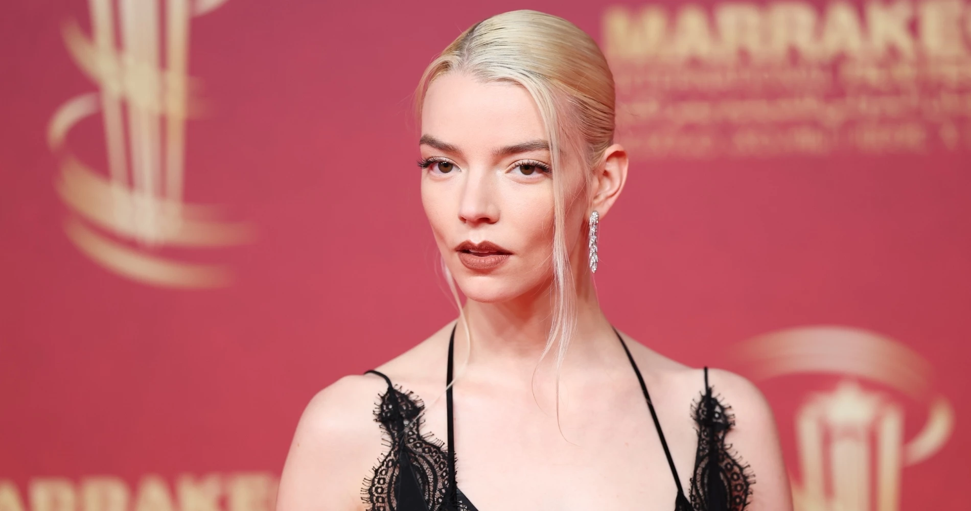 Anya Taylor-Joy | Το sculpted updo της είναι η απόλυτη πρόταση για τα ρεβεγιόν των Χριστουγέννων