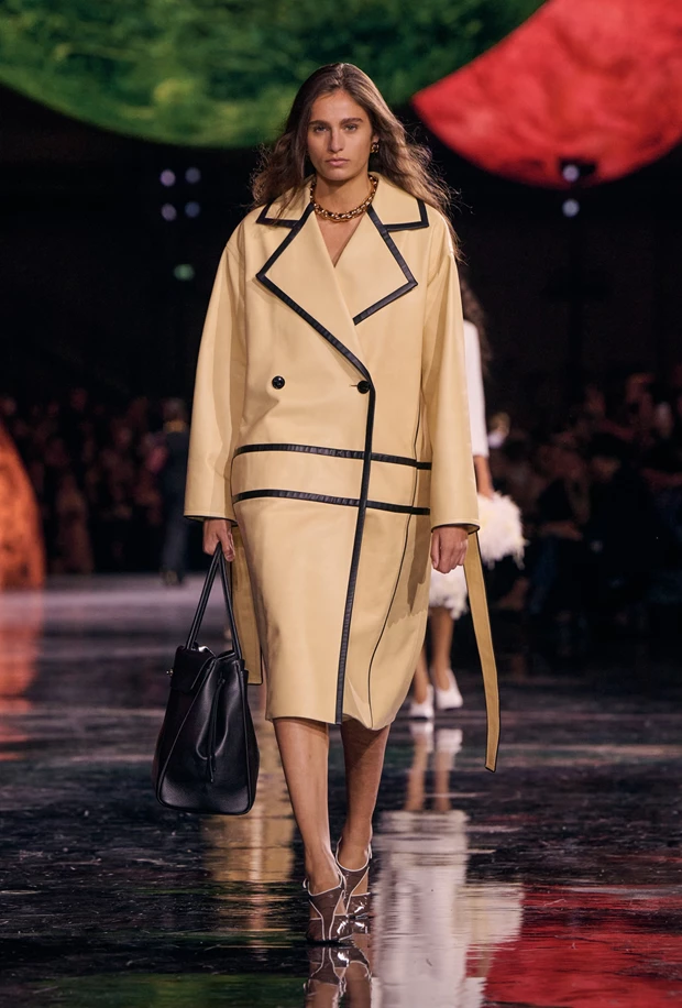 Total look Chanel από τη συλλογή Άνοιξη Καλοκαίρι 2026, με καμπαρντίνα two-tones. 