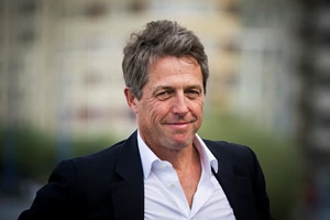 Ο Hugh Grant ξεχωρίζει την αγαπημένη του ρομαντική κομεντί