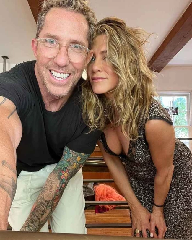 H Jennifer Aniston με το φόρεμα της Monica.