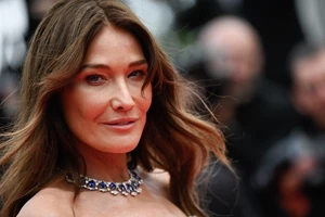 Carla Bruni | H 13χρονη κόρη της, Giulia Sarkozy αποκλείστηκε από το TikTok