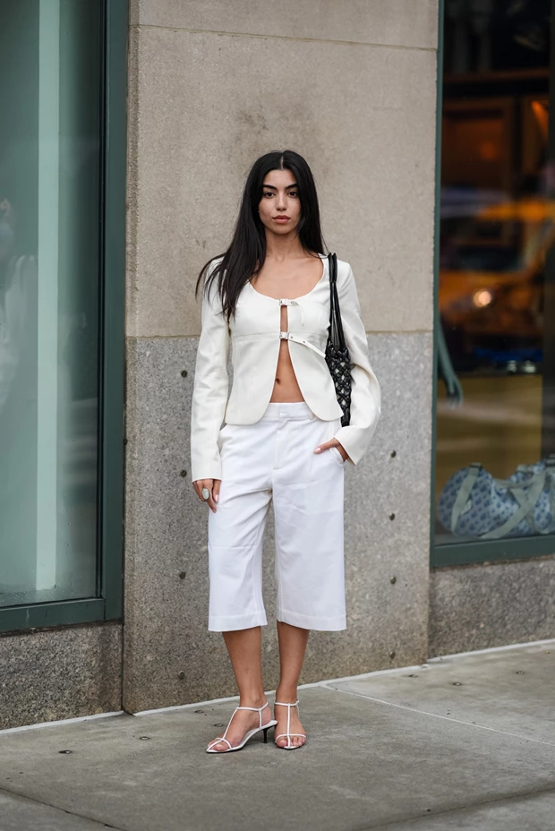 Total white look με cropped παντελόνι