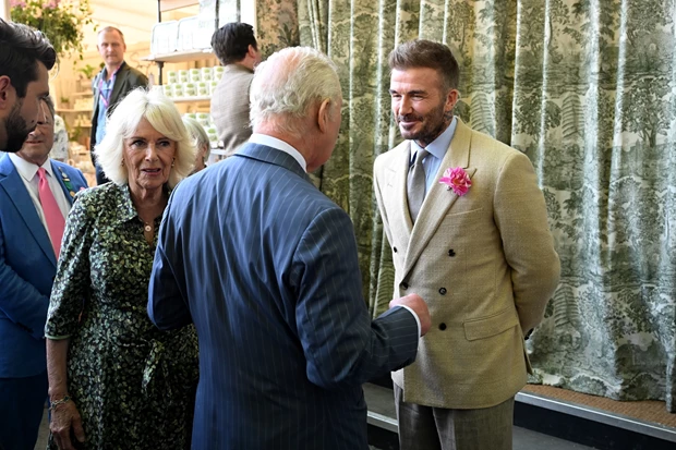 Ο βασιλιάς Κάρολος στέλνει σκληρό μήνυμα στον Harry στην εύστοχη επανένωση με τον αντίπαλό του