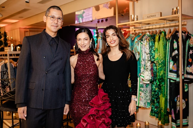 Ο Σωτήρης Κοντιζάς με EMPORIO ARMANI, η Φοίβη Παναγιωτοπούλου (Marketing & E-commerce Director των πολυκαταστημάτων attica), με outfit ROTATE και η Τόνια Σωτηροπούλου με outfit SIMKHAI, όλα attica.