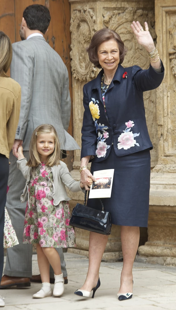 Η βασίλισσα Σοφία με μπλε κοστούμι και φλοράλ σακάκι σε κομψή εμφάνιση για το Πάσχα στην εκκλησία