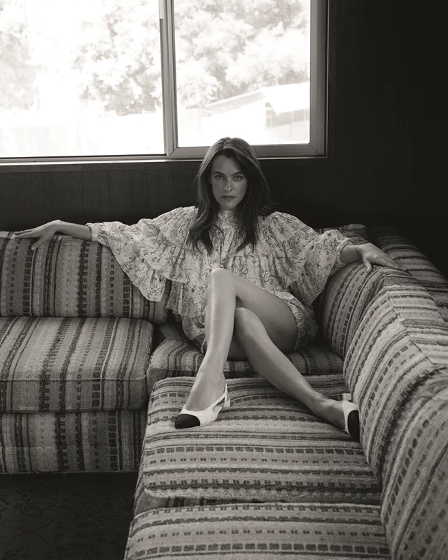 H Riley Keough στο Harper's Bazaar Greece: "Είπα στη μητέρα μου ότι θα τη βοηθήσω να τελειώσει το βιβλίο. Και λίγο μετά πέθανε"