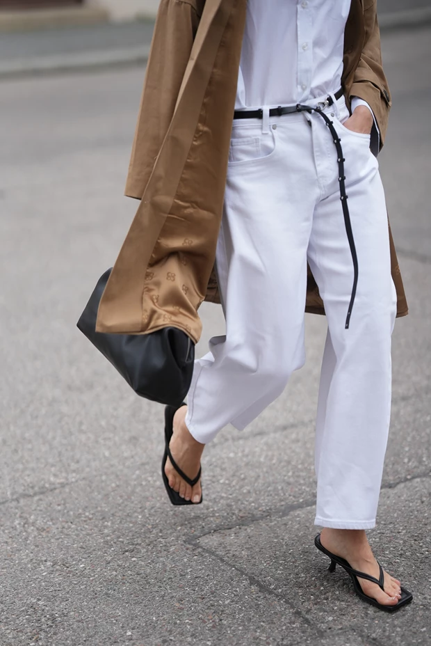 Heeled Thong Sandals λεπτομέρεια από street style look καλοκαίρι 2026