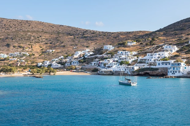 "Ήλιος όλο τον χρόνο και υπανάπτυκτες παραλίες" : Το ελληνικό νησί που αποθεώνουν οι Γάλλοι
