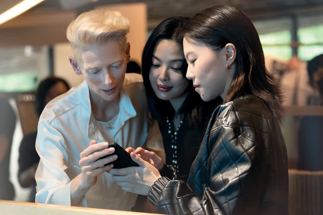 chanel_tilda-swinton-xin-zhilei-and-leah-dou