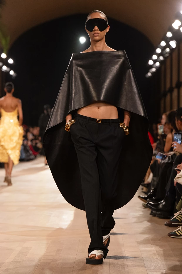 Κάπα και παντελόνι Balenciaga SS26, Pierpaolo Piccioli