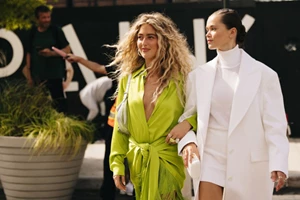 Τα πιο συχνά στιλιστικά ατοπήματα που κάνουν οι γυναίκες όταν φορούν κοστούμι