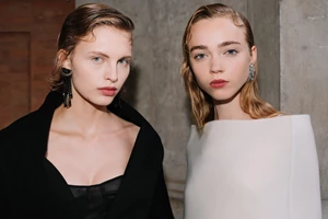 Dakota Johnson | Το κομψό beauty look της πλαισίωσε ιδανικά μια από τις πιο ιδιαίτερες εμφανίσεις της μέχρι σήμερα