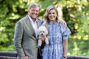 Φτιάχνουν βαλίτσες; Maxima & Willem Alexander στην καθιερωμένη φωτογράφιση πριν τις διακοπές στην Ελλάδα