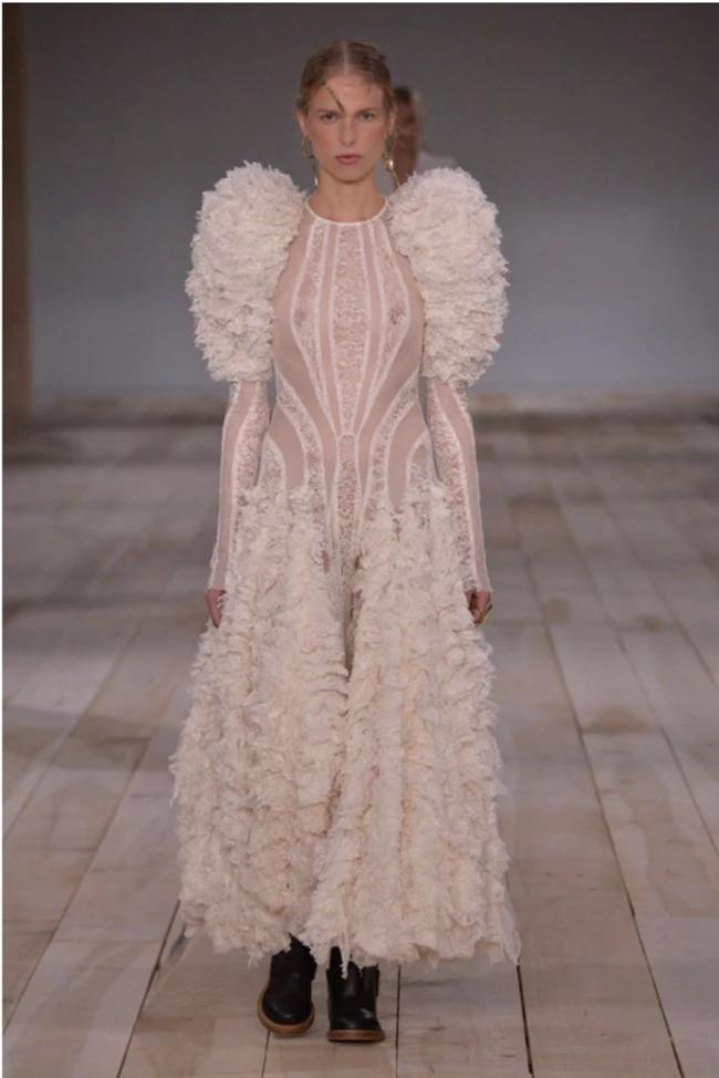 Ο οίκος Alexander McQueen αποκαλύπτει πώς δημιούργησε τα πιο περίτεχνα looks από ανακυκλωμένα υλικά