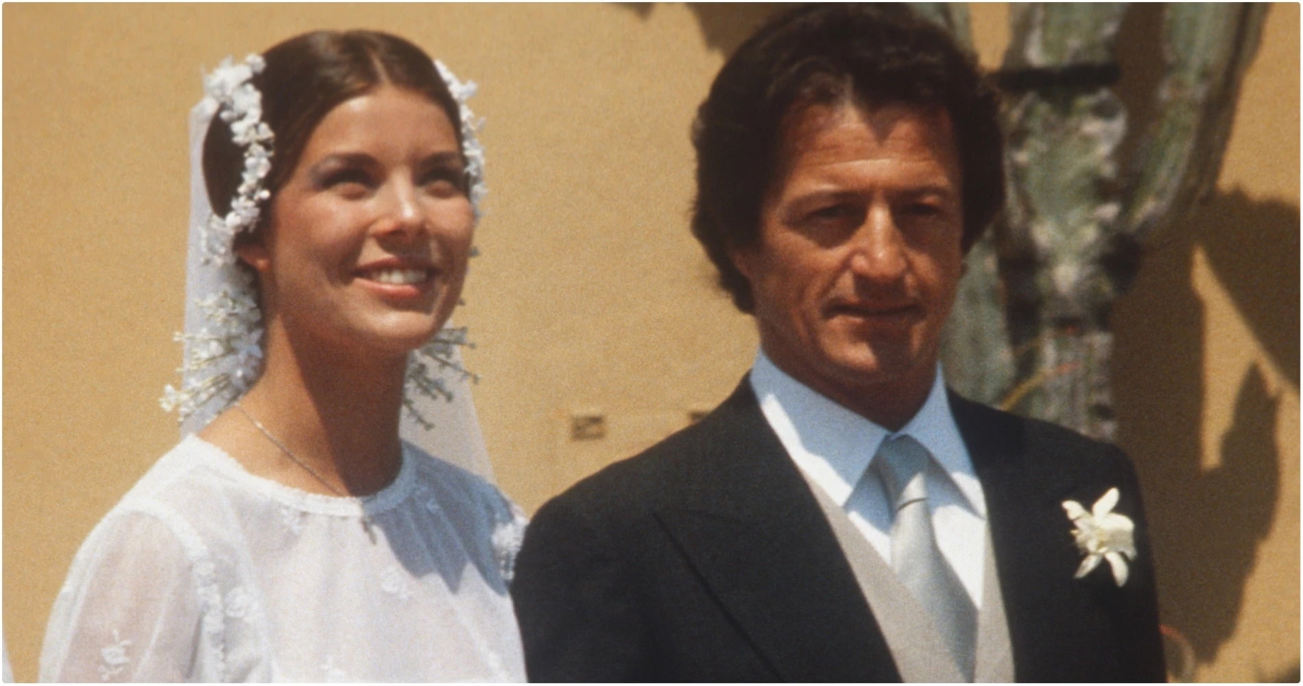 Throwback | Όταν η Καρολίνα του Μονακό σε ηλικία 21 ετών παντρευόταν τον πρώτο της άντρα - Το ρομαντικό νυφικό