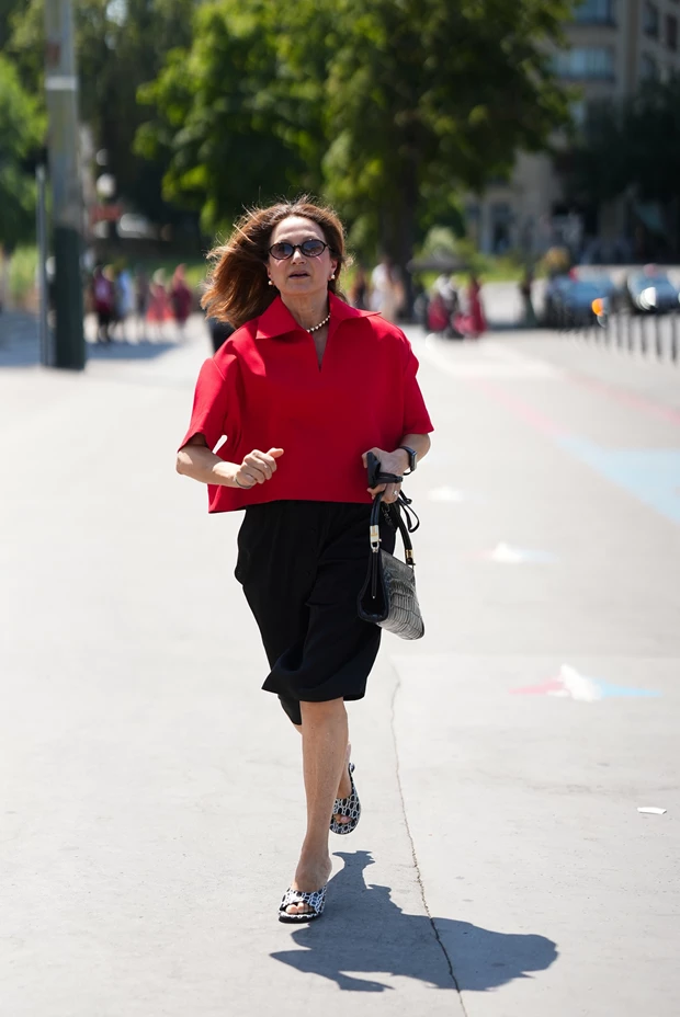 Κόκκινο polo με μεταξωτή μαύρη φούστα και mules