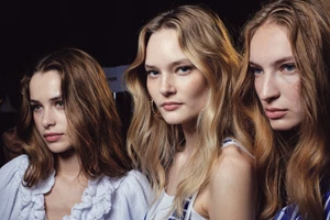 Αυτό είναι το επαγγελματικό trick στο μακιγιάζ που εξαφανίζει τις ρυτίδες γύρω από το στόμα