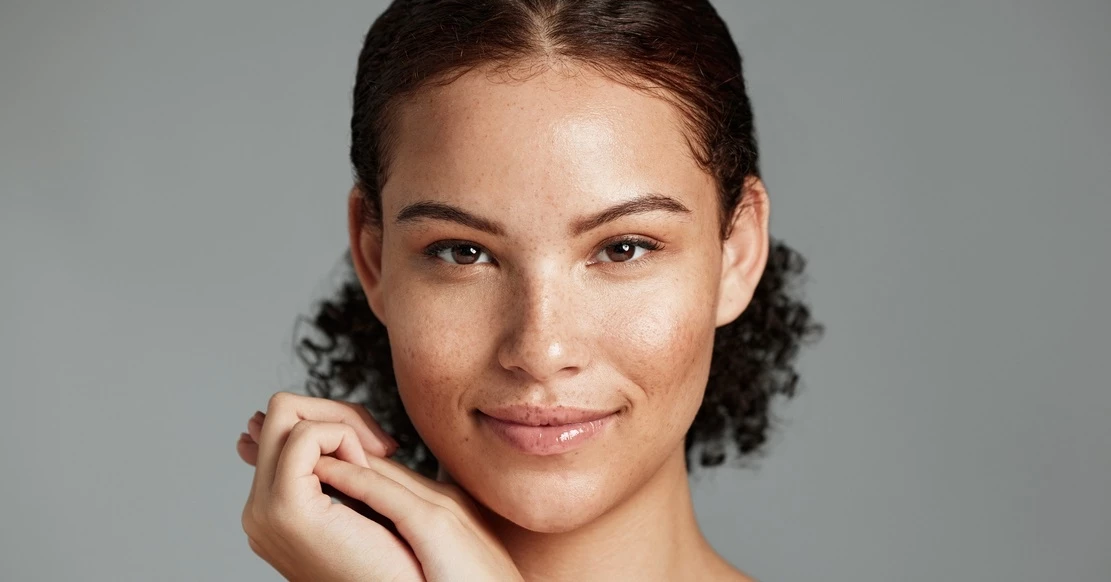 5 προϊόντα που θα σας χαρίσουν την πιο λεία και λαμπερή επιδερμίδα που είχατε ποτέ