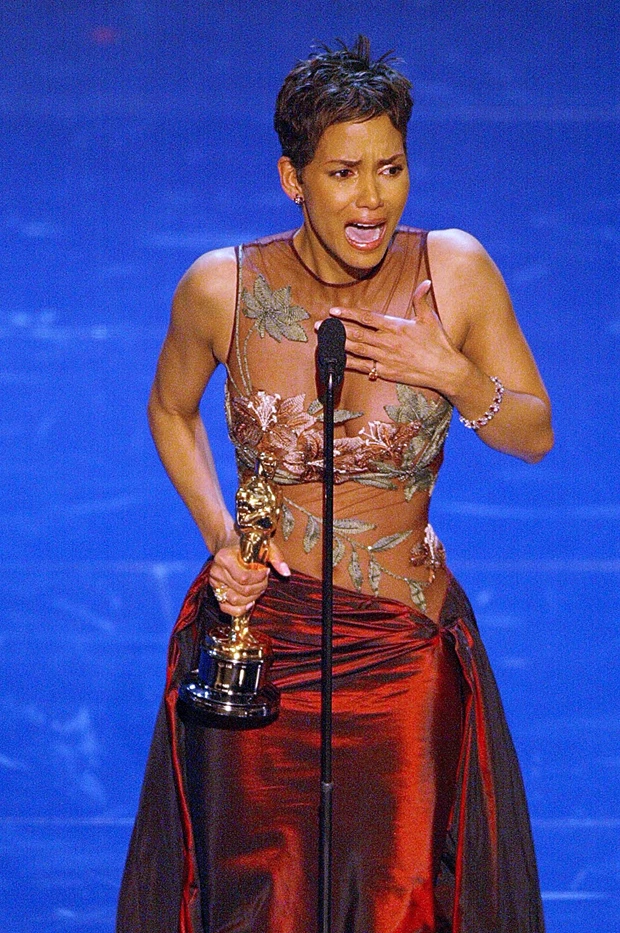 Όσκαρ | 23 χρόνια πριν, η Halle Berry γράφει ιστορία επιλέγοντας ένα εμβληματικό Elie Saab φόρεμα για την εμφάνισή της