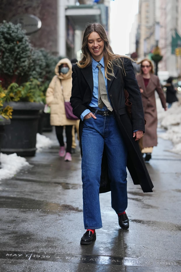 Street look με παλτό, πουκάμισο, γραβάτα και ίσιο τζιν που είναι must - have για άνοιξη 2026.