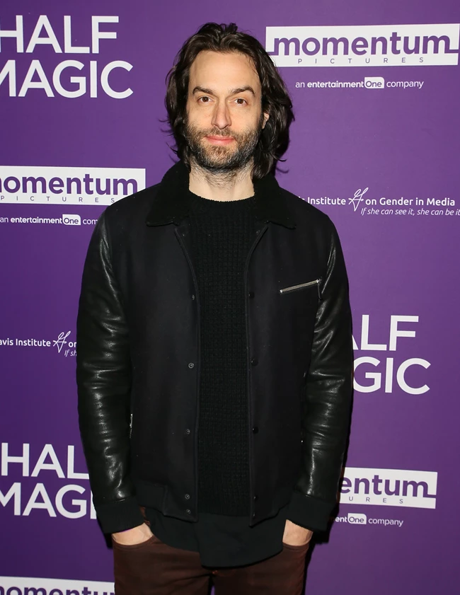 Ο Penn Badgley παίρνει θέση απέναντι στον Chris D'Elia