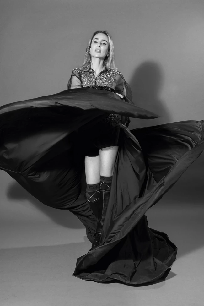 Η Kid Moxie στο Harper's Bazaar: "Ο προβολέας της βιομηχανίας του θεάματος έχει πέσει παραπάνω στις γυναίκες τα τελευταία χρόνια"