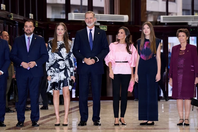 Πριγκίπισσα Leonor | Η επίσημη εμφάνιση μετά την στρατιωτική τελετή στο πλευρό της οικογένειάς της