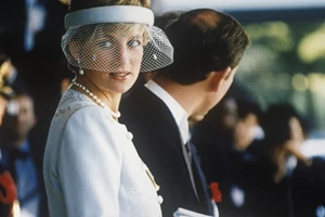 Aπό πρώην κυρία Douglas, κόμισσα του Dartmouth! Φωτογραφίες από τον γάμο της Diandra με τον ετεροθαλή αδελφό της Lady Di