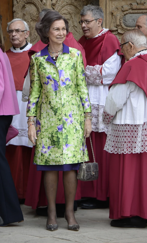 Η βασίλισσα Σοφία με πράσινο φλοράλ παλτό σε κομψό royal look για το Πάσχα στην εκκλησία