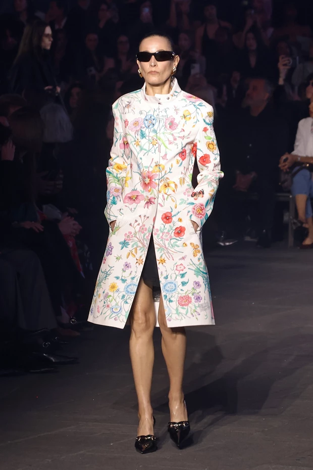 Μοντέλο με φλοράλ look στην επίδειξη Gucci Cruise 2027.