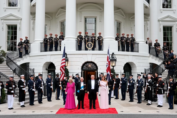 Γάντια όπερας και φόρεμα Dior | Πώς η Melania Trump αναβίωσε το στιλ της Jackie Kennedy στο δείπνο με τον Κάρολο