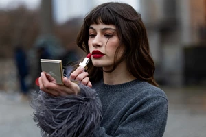 Η Helena Christensen βρήκε το ωραιότερο lip combo για γυναίκες άνω των 50